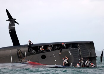Coppa America da brividi: la barca Usa si ribalta, Luna Rossa si salva