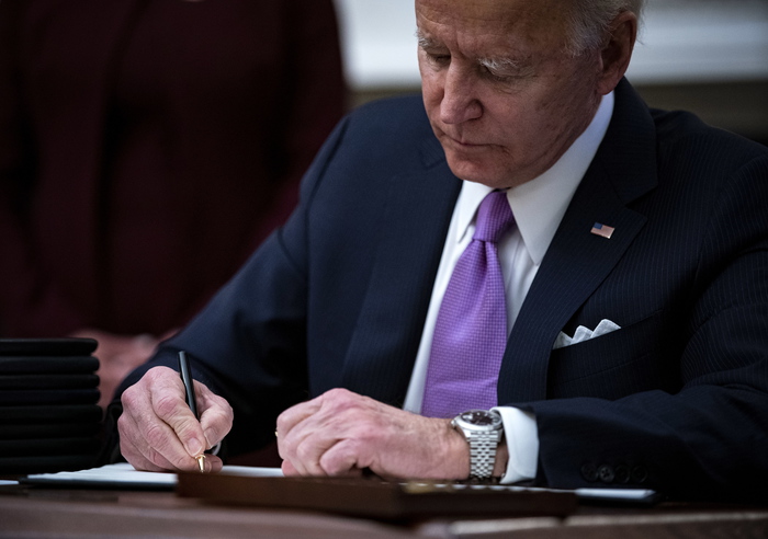 Covid: Biden firma decreti per aiuti alimentari ed economici