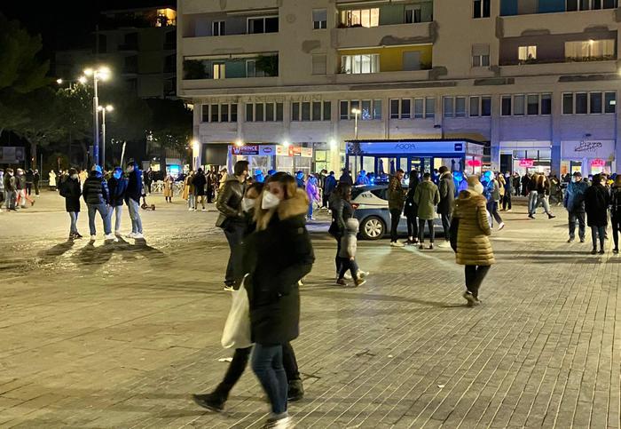 Covid: folla in centro Pescara, polizia chiude piazza movida