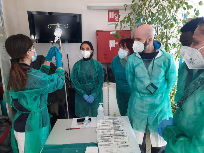 Covid: Italia prima in Ue per vaccinazioni, 8/a nel mondo