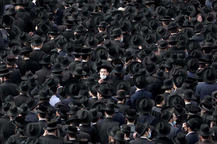 Covid: migliaia a Gerusalemme a funerale rabbino haredi