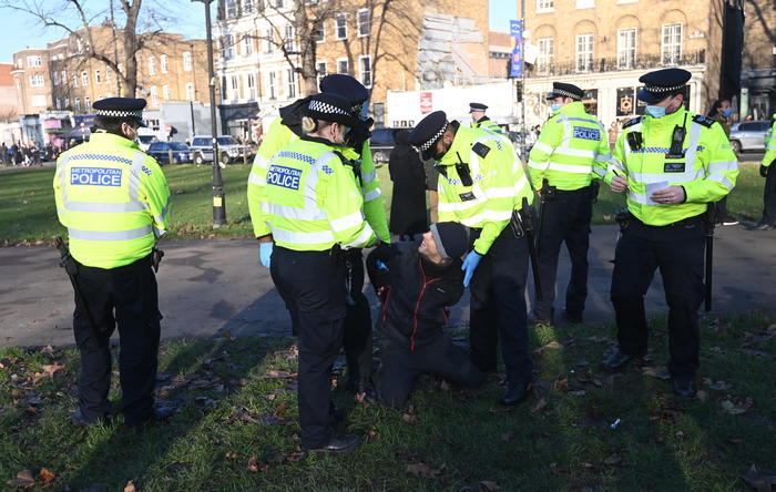 Covid: più rigore su lockdown in Gb, multati pure poliziotti