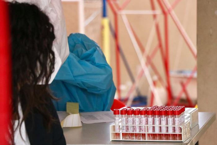 Covid: tasso positività scende al 12,5%, ma ancora 620 morti