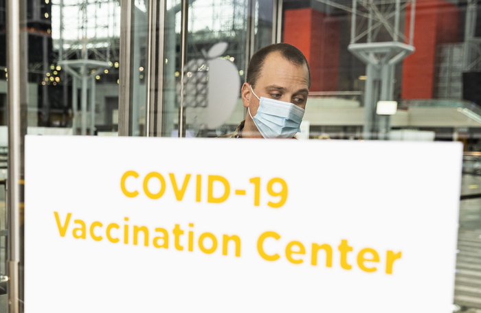 Covid: Usa, quasi la metà degli americani vuole vaccinarsi