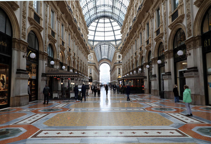 Covid:troppa gente, stop ingresso galleria V.Emanuele Milano