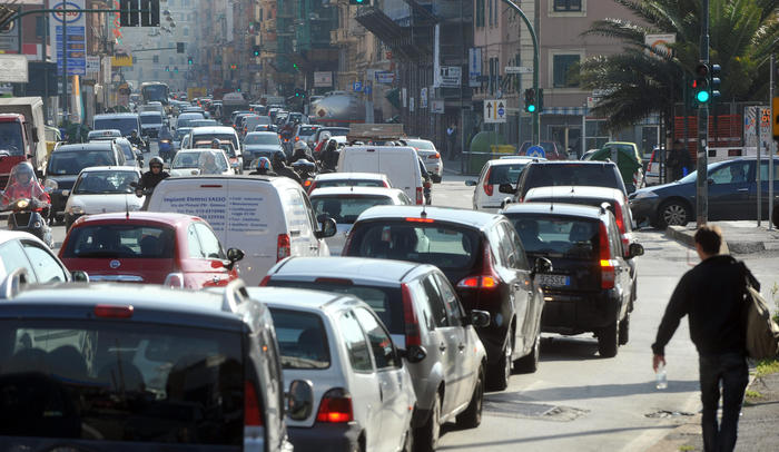 Doxa, 7 italiani su 10 rimpiangono routine perduta