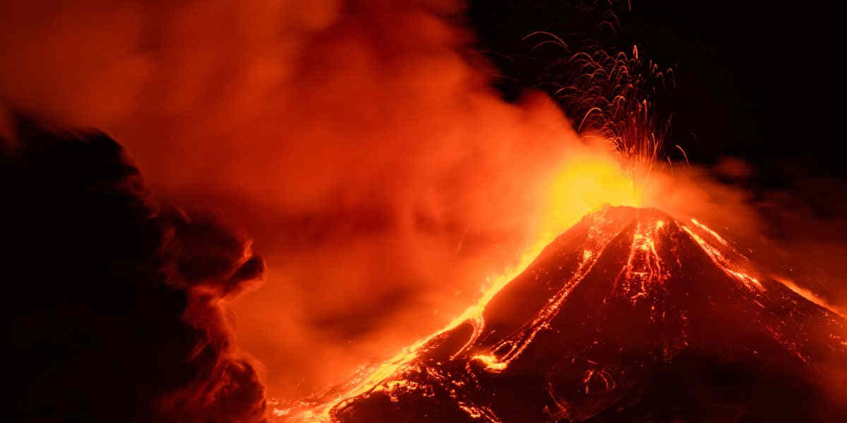 Immagine del vulcano nel pieno dell'eruzione