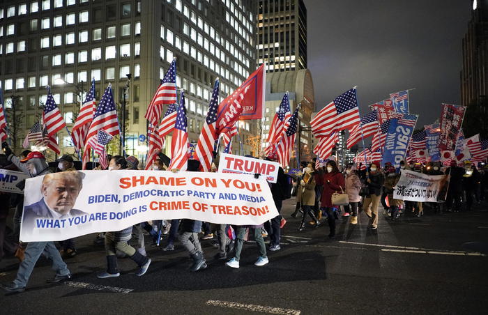 Fan di Trump tentano irruzione, evacuati edifici Washington