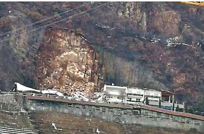 Frana distrugge l’albergo Eberle a Bolzano, tragedia sfiorata: era chiuso per Covid