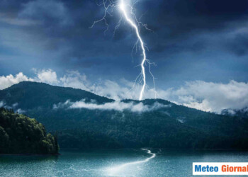 Fulmine si schianta mentre filma il temporale. Tragedia sfiorata, il video