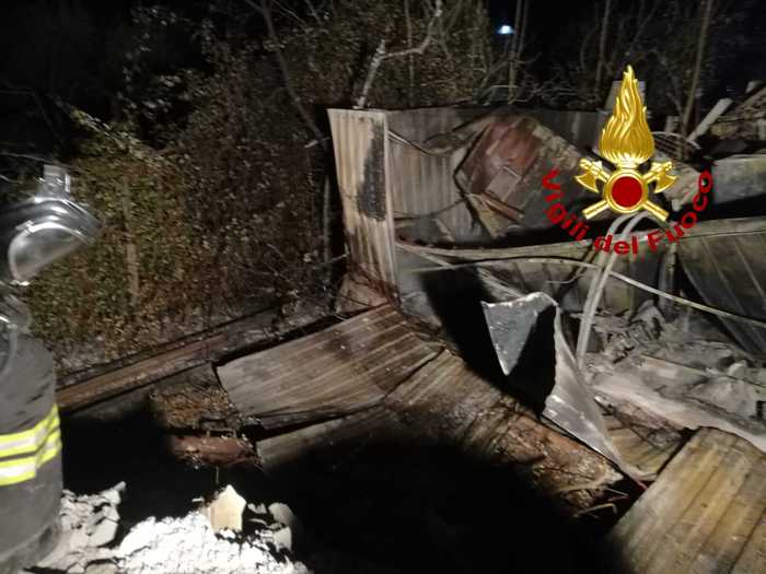 In fiamme deposito nel Cosentino, intossicato operaio