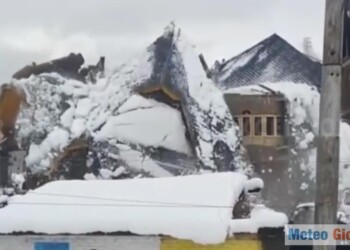 India, crolla casa sotto il peso della neve, video