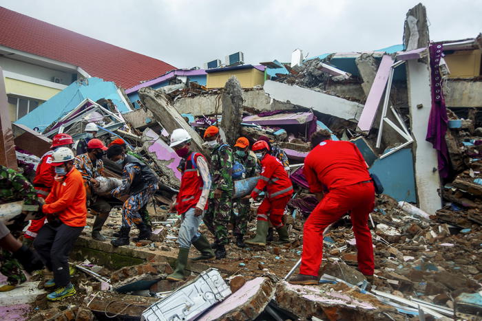 Indonesia: 73 morti bilancio sisma, piogge fermano ricerche