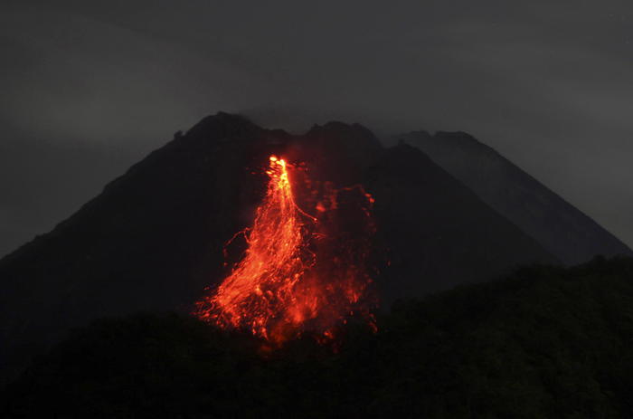 Indonesia: violenta eruzione vulcano Merapi a Yogyakarta