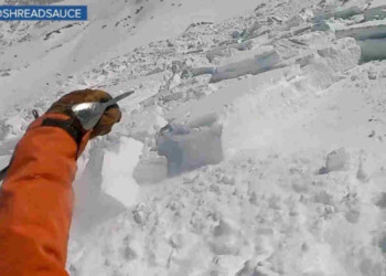Innesca una valanga mentre scia, ma riesce a salvarsi. Ecco come, il video