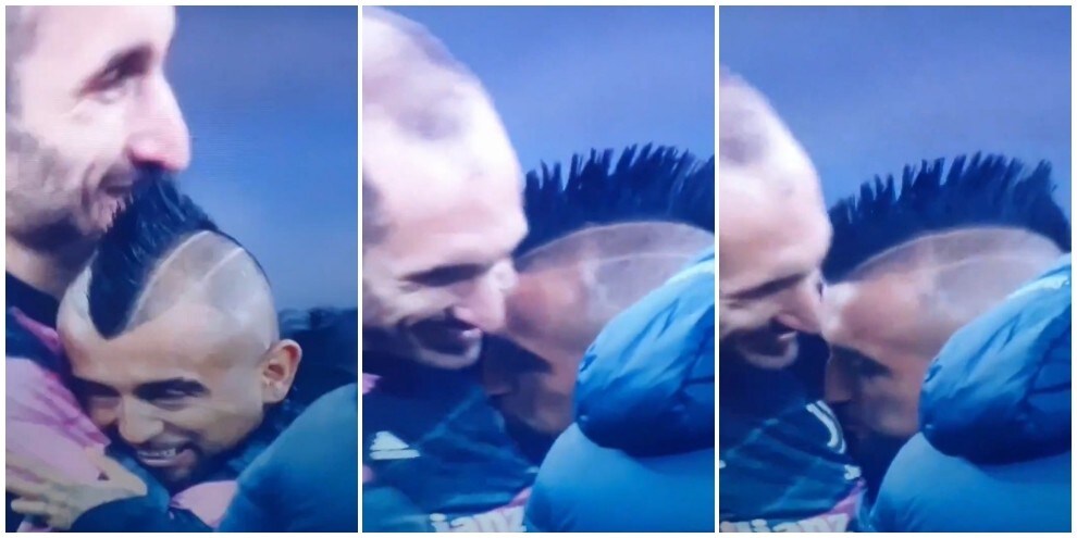 Inter-Juve, incredibile Vidal: abbraccia Chiellini e bacia lo stemma bianconero