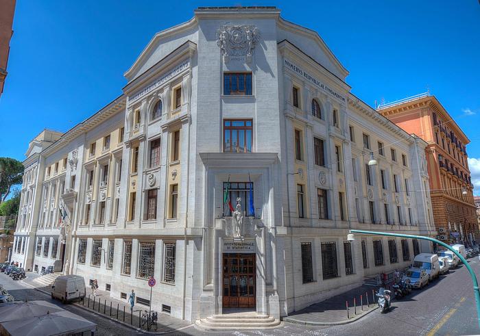 Istat: fiducia consumatori cala a gennaio, sale per imprese