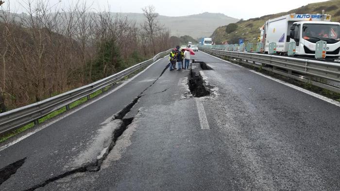 Maltempo: piogge provocano voragine sulla Ss 131 in Sardegna