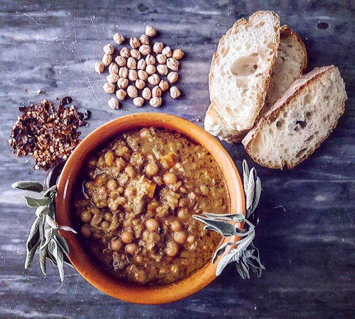 Mangia zuppa scongelata da giorni, intossicato da botulino