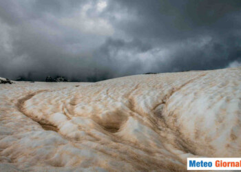 Meteo bizzarro da non credere: neve di tutti i colori più strani