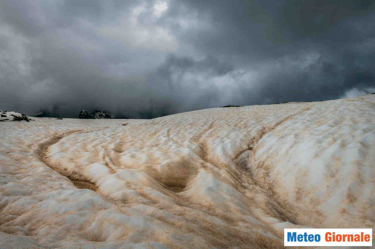 La neve sabbiosa, che in taluni cade in montagna con forte scirocco