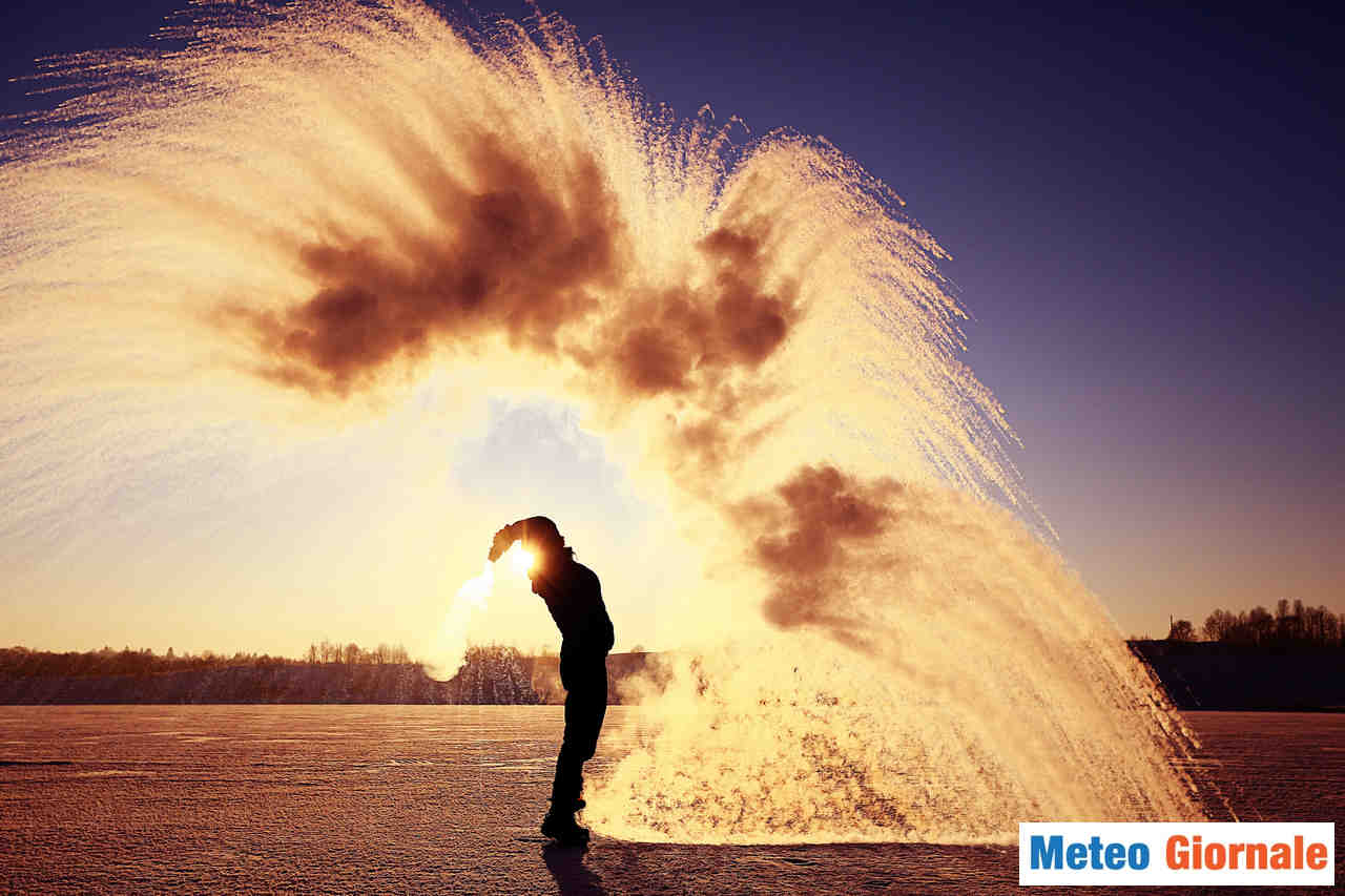 Gelo siberiano. Con le basse temperature l'acqua calda lanciata in aria solidifica in ghiaccio.