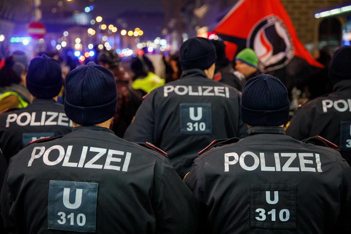 Migliaia sfidano divieto manifestazione, arresti a Vienna