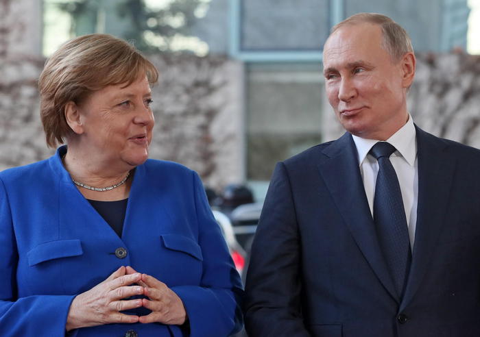 Mosca, Putin-Merkel valutano produzione congiunta vaccini