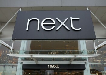 Next plc prevede che il profitto annuo lordo scenderà a £370 milioni quest’anno