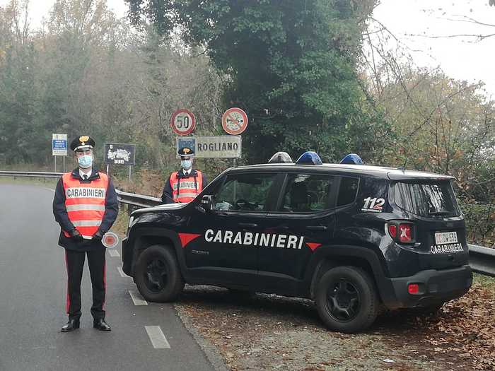 Non gli danno soldi e sequestra mamma e fratello, arrestato