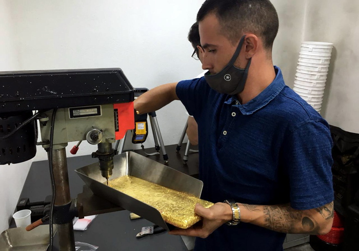 Oro: in lieve calo a 1.939,71 dollari