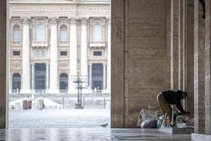Papa prega per Edwin, senzatetto morto vicino a Piazza S.Pietro