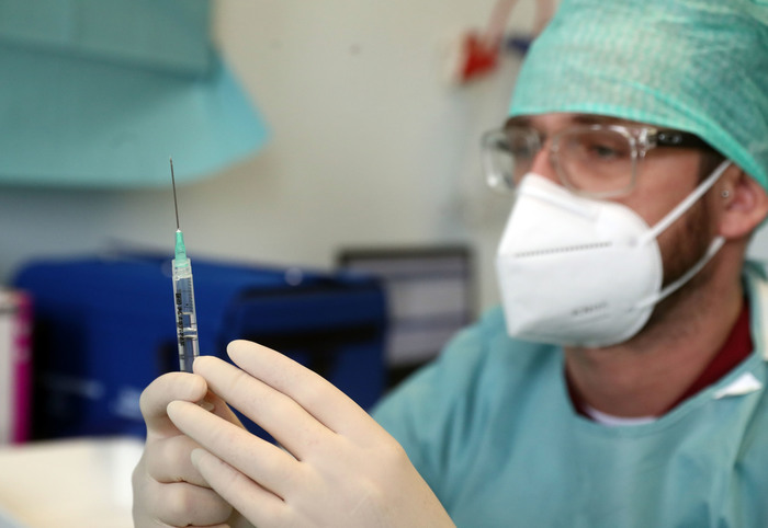 Pavia, un migliaio di siringhe sbagliate