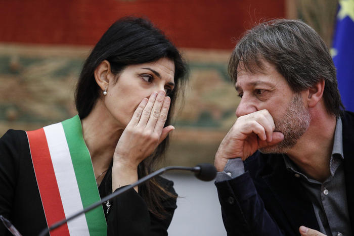 Raggi si blinda, ritira le deleghe al vicesindaco e all’assessore