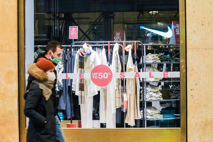 Saldi: test con primo giorno arancione, rischio flop