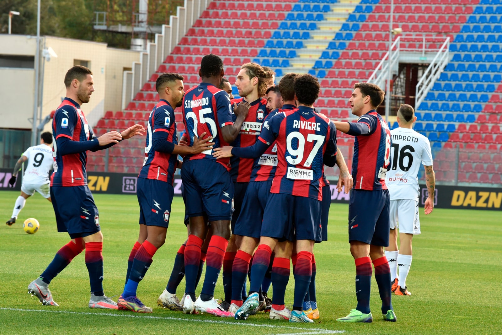 Simy show, il Crotone ne fa quattro al Benevento