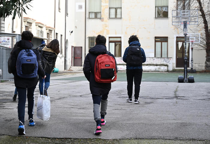 Scuola: rientro in classe per 640mila alle superiori