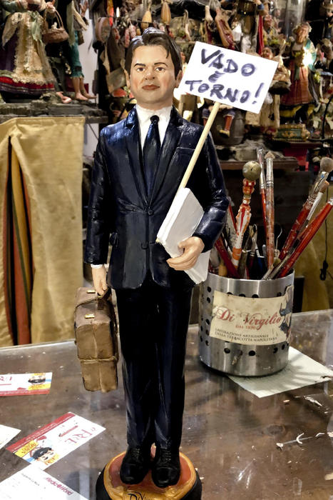 Statuina del presepe di Conte con valigia e cartello ‘Vado e torno’