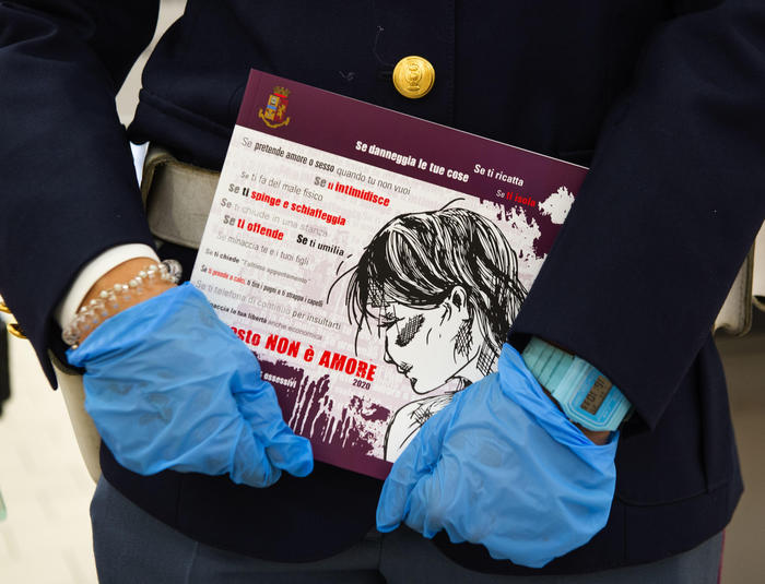 Stuprata, picchiata e rapinata a Milano, due arrestati