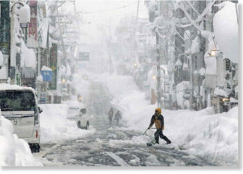 Tempeste di neve in Giappone: un video sensazionale mostra la troppa neve