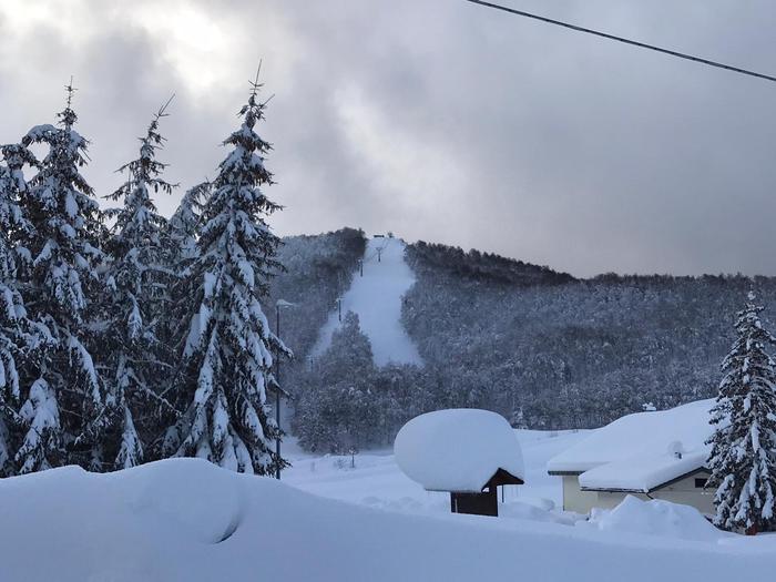 Tre metri di neve, in paese abruzzese Cc in motoslitta