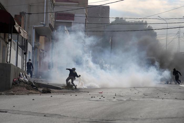 Tunisia: ancora scontri giovani-polizia in varie città