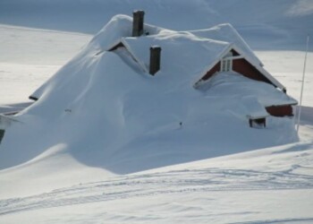 Uragano di neve in Svezia. Sepolte case e automobili. Video meteo