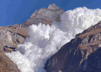 Valanga di enormi proporzioni sfiora escursionisti. Video spettacolare