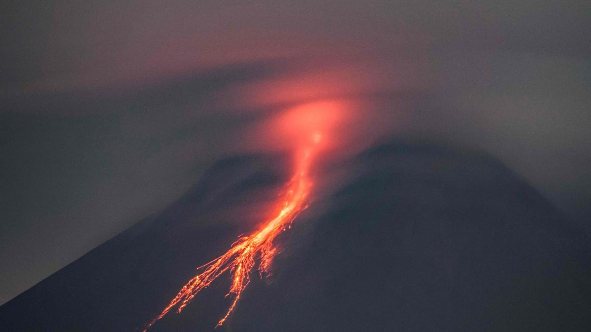 La lunghissima colata lavica che si è riversata dalla sommità del vulcano