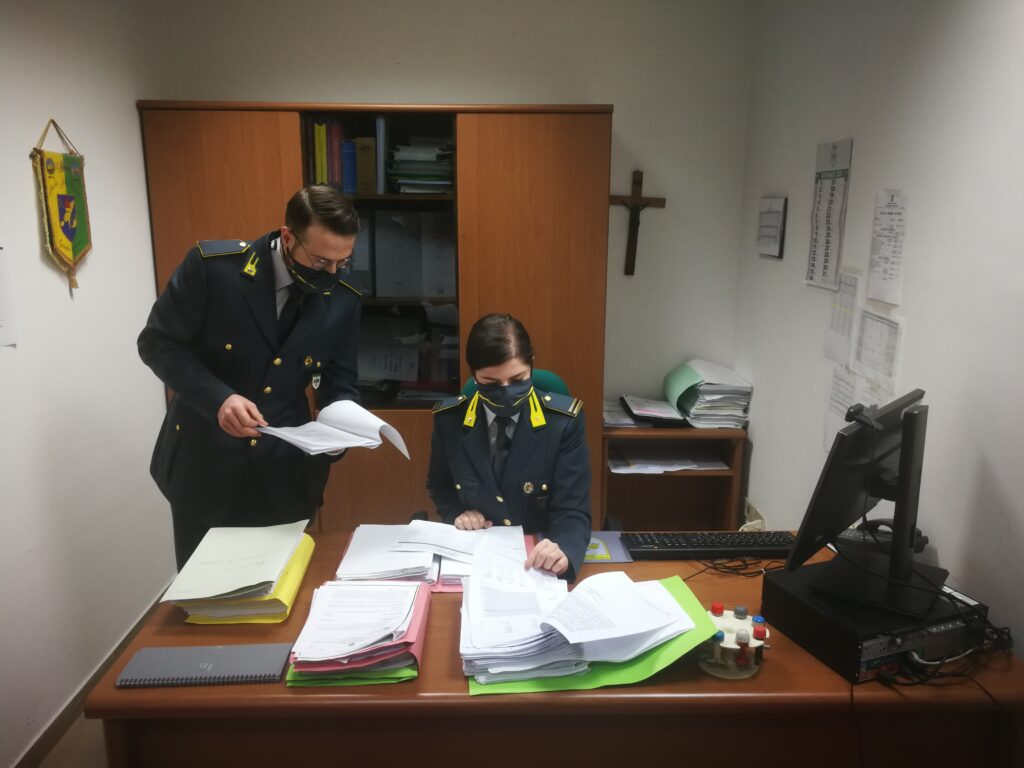 La Guardia di Finanza di Giulianova, al termine di una complessa attività investigativa coordinata dalla Procura della Repubblica di Teramo, hanno eseguito un provvedimento di misura cautelare personale ai domiciliari nei confronti di un professionista residente nella provincia teramana nonché reale di sequestro preventivo di 90.000 € quale truffa ai danni dello Stato.