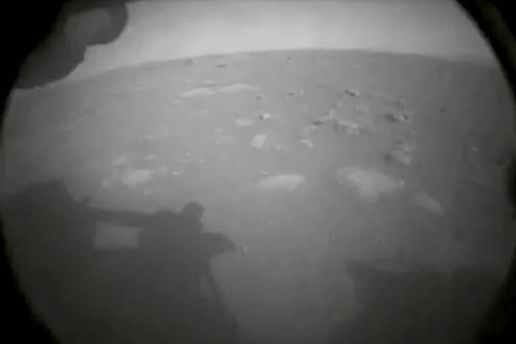 La prima immagine mandata da Perseverance poco dopo l'arrivo su Marte