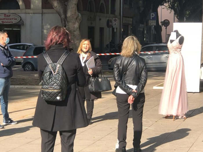 Abiti sposa in piazza, flash mob operatori wedding Caglari
