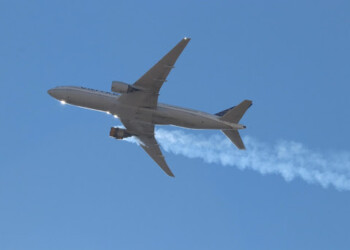 Aereo, motore esplode in volo. Detriti cadono verso le case, il video