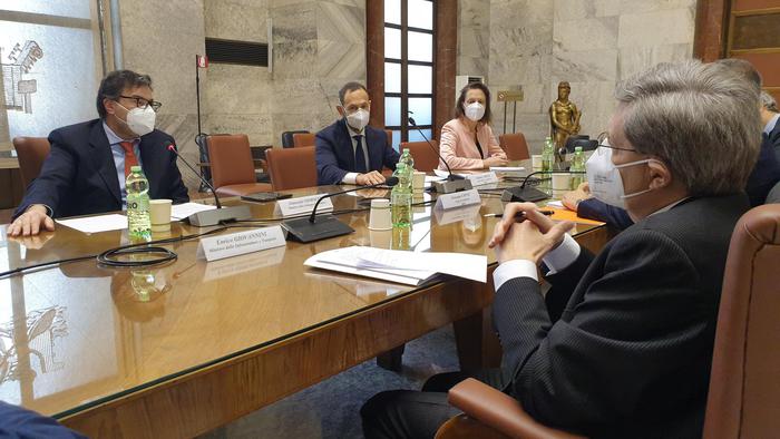 Alitalia: Mise-Mit-Mef,avanti con progetto vettore nazionale